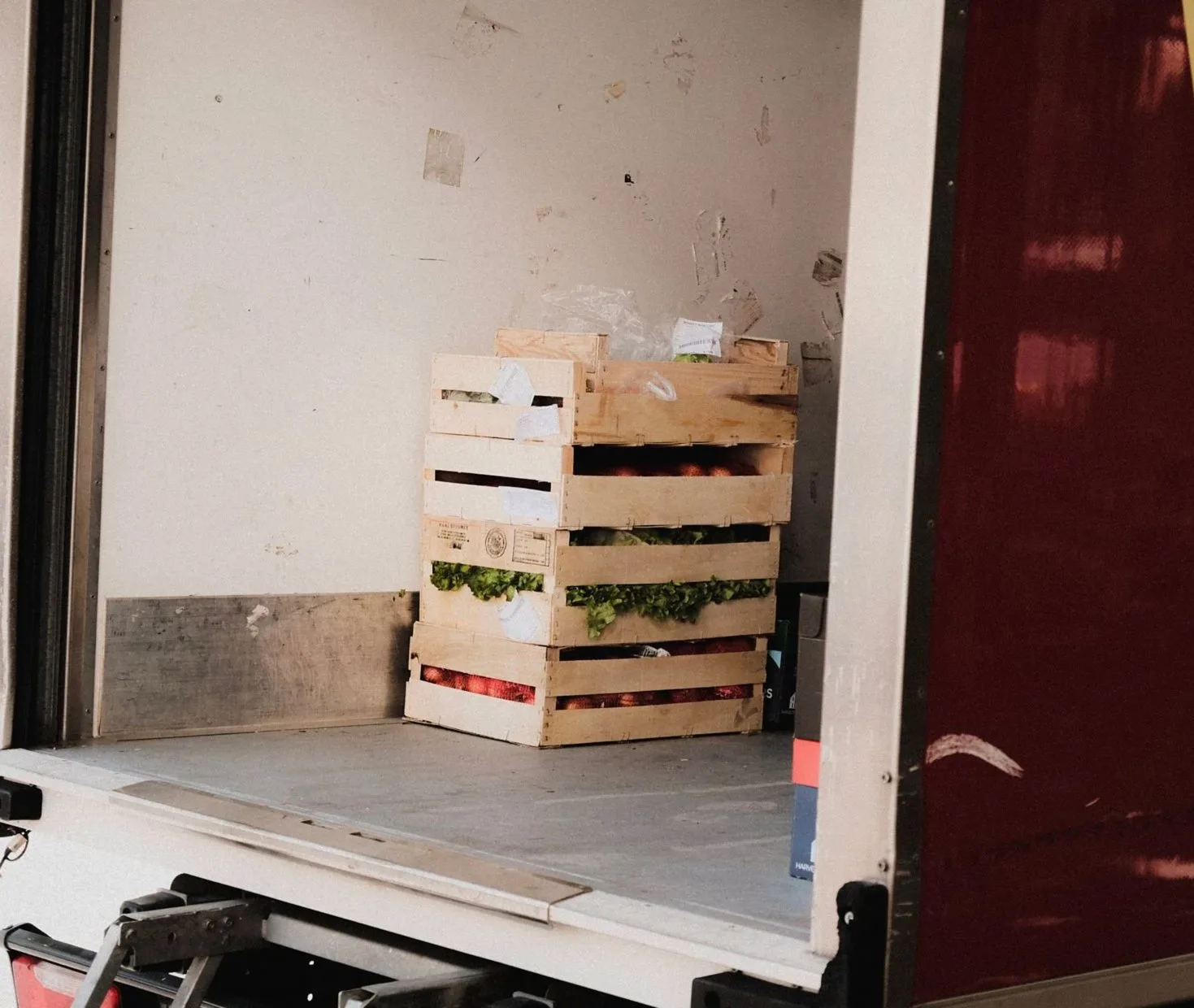トラックの荷台に積まれた、青果入りの木箱